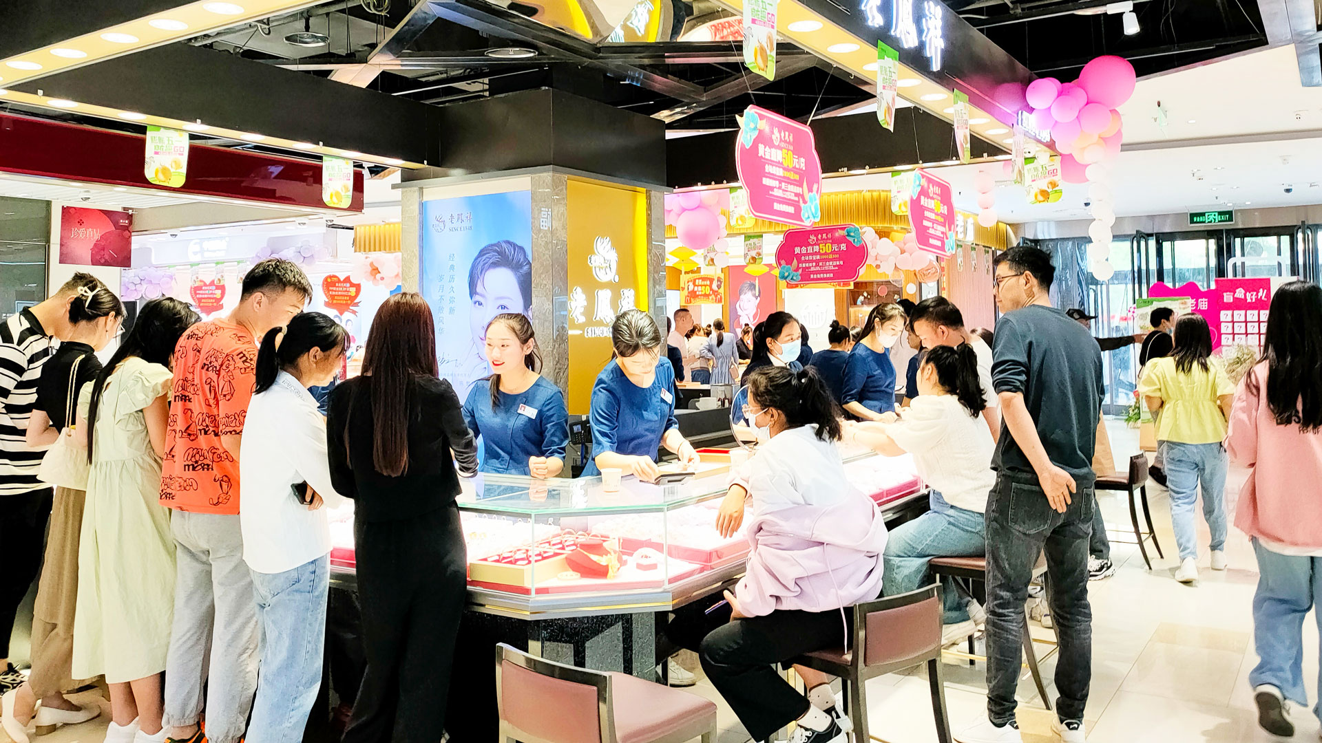 百貨公司：“五一”堅(jiān)守崗位，護(hù)航假期圖二.jpg