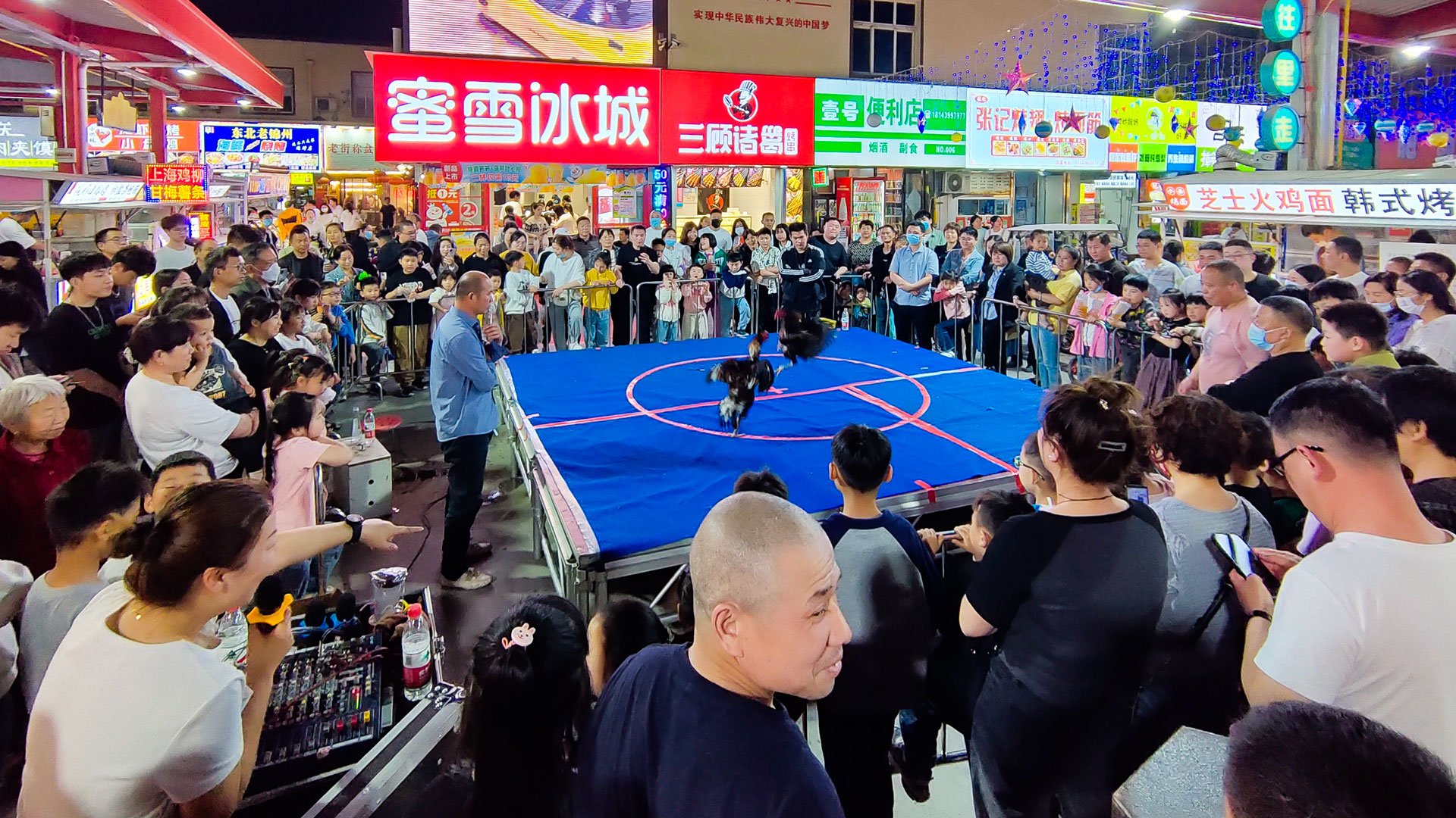 百貨公司：“五一”堅(jiān)守崗位，護(hù)航假期圖三.jpg